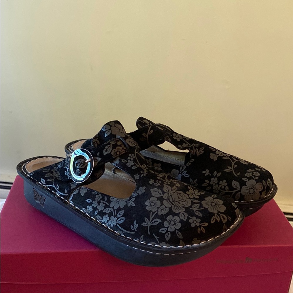 Algeria Leather Upper & Lining Black on Black Flowers Shoes Excellent Condition
